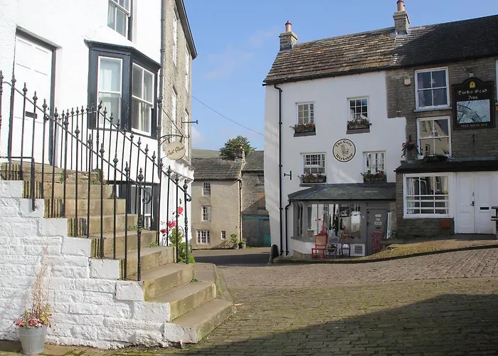 Alston Art Apartments